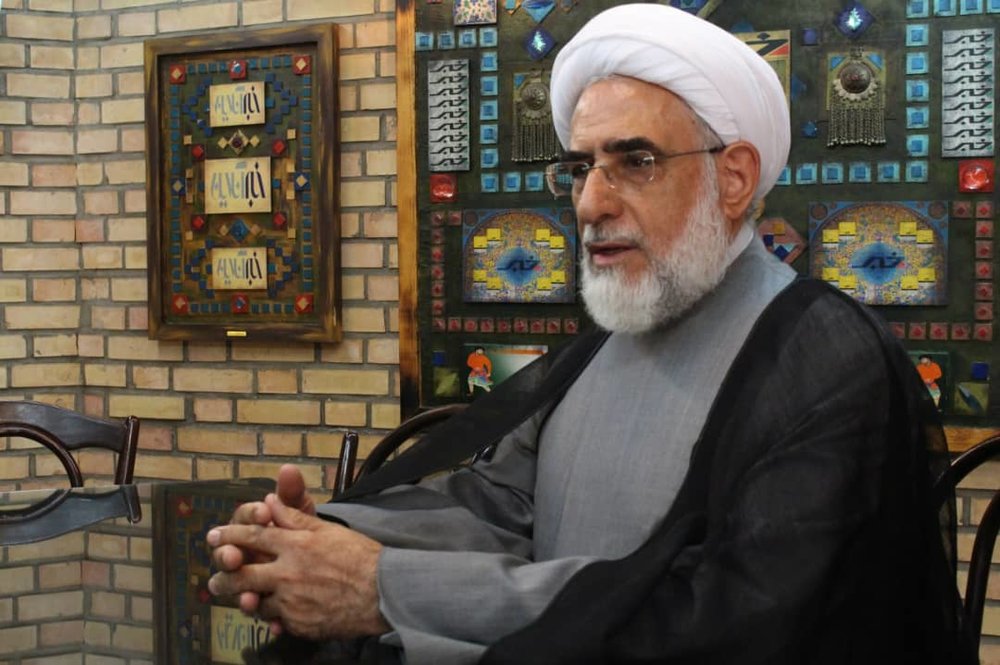 نیروی انتظامی چه رسالتی جز مسائل امنیتی در مدرسه دارد؟/ فرهنگیان از حرف زدن سر کلاس ها بترسند/ اقدام وزیر پزشکیان در زمان پادشاهان هم سابقه ندارد