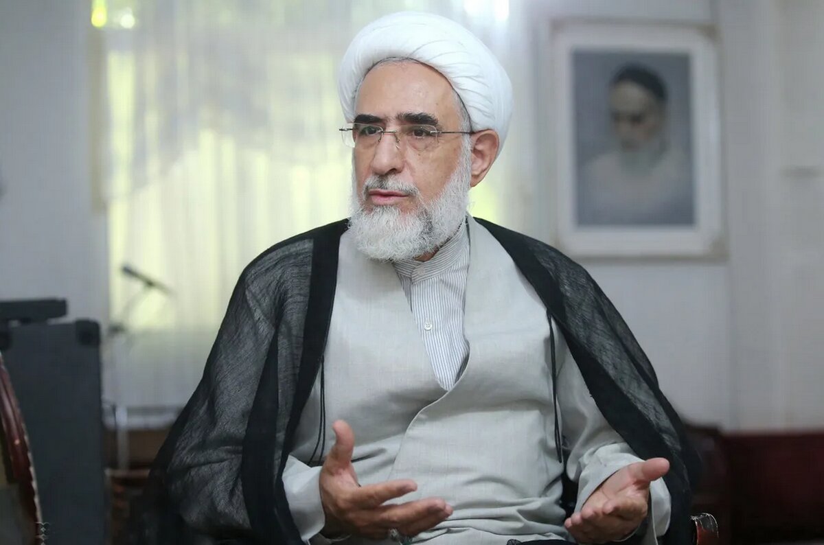 امنیتی نیروی انتظامی چه رسالتی جز مسائل امنیتی در مدرسه دارد؟/ فرهنگیان از حرفزدن سر کلاسها بترسند/ اقدام وزیر پزشکیان در زمان پادشاهان هم سابقه ندارد